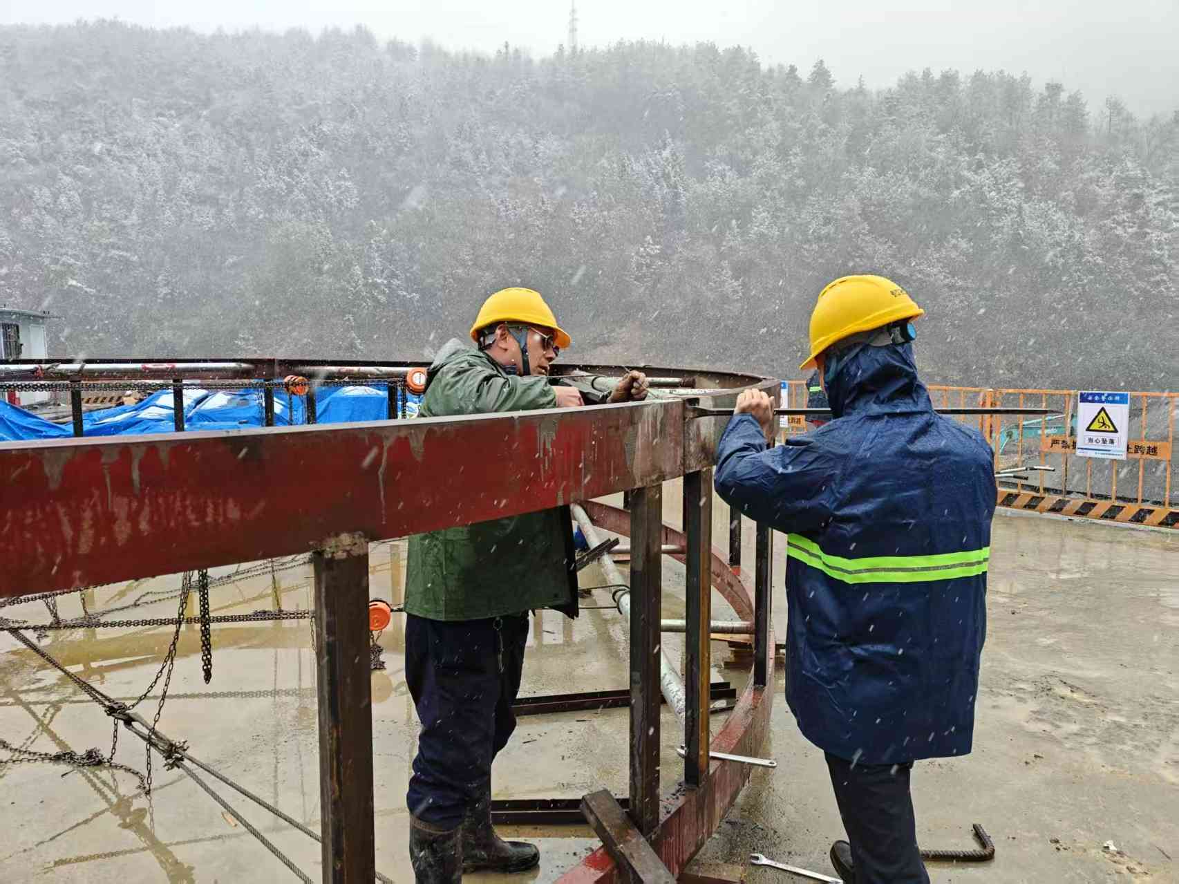 豎井工人冒雪進行鎖口段施工
