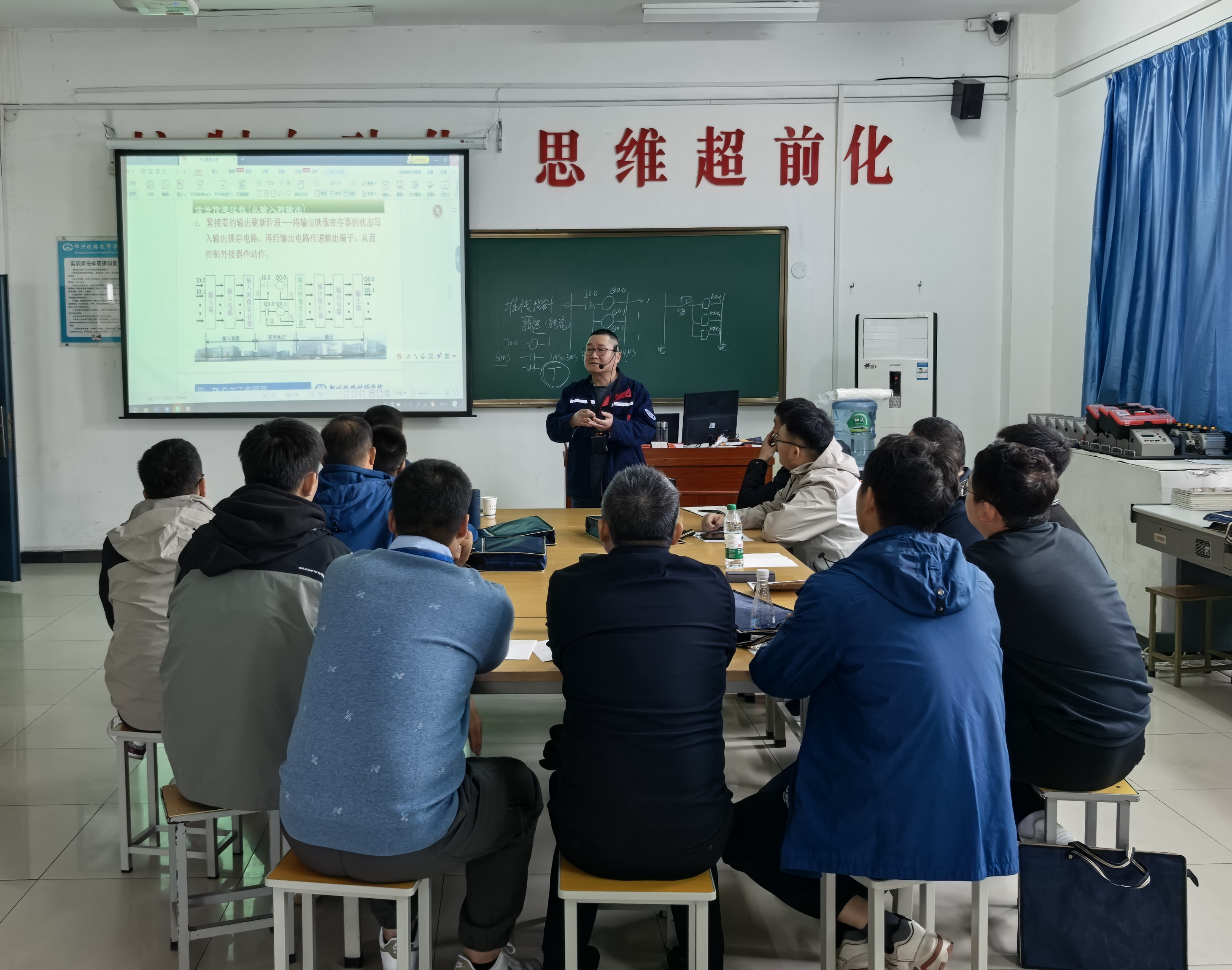 學員分組進行理論知識學習