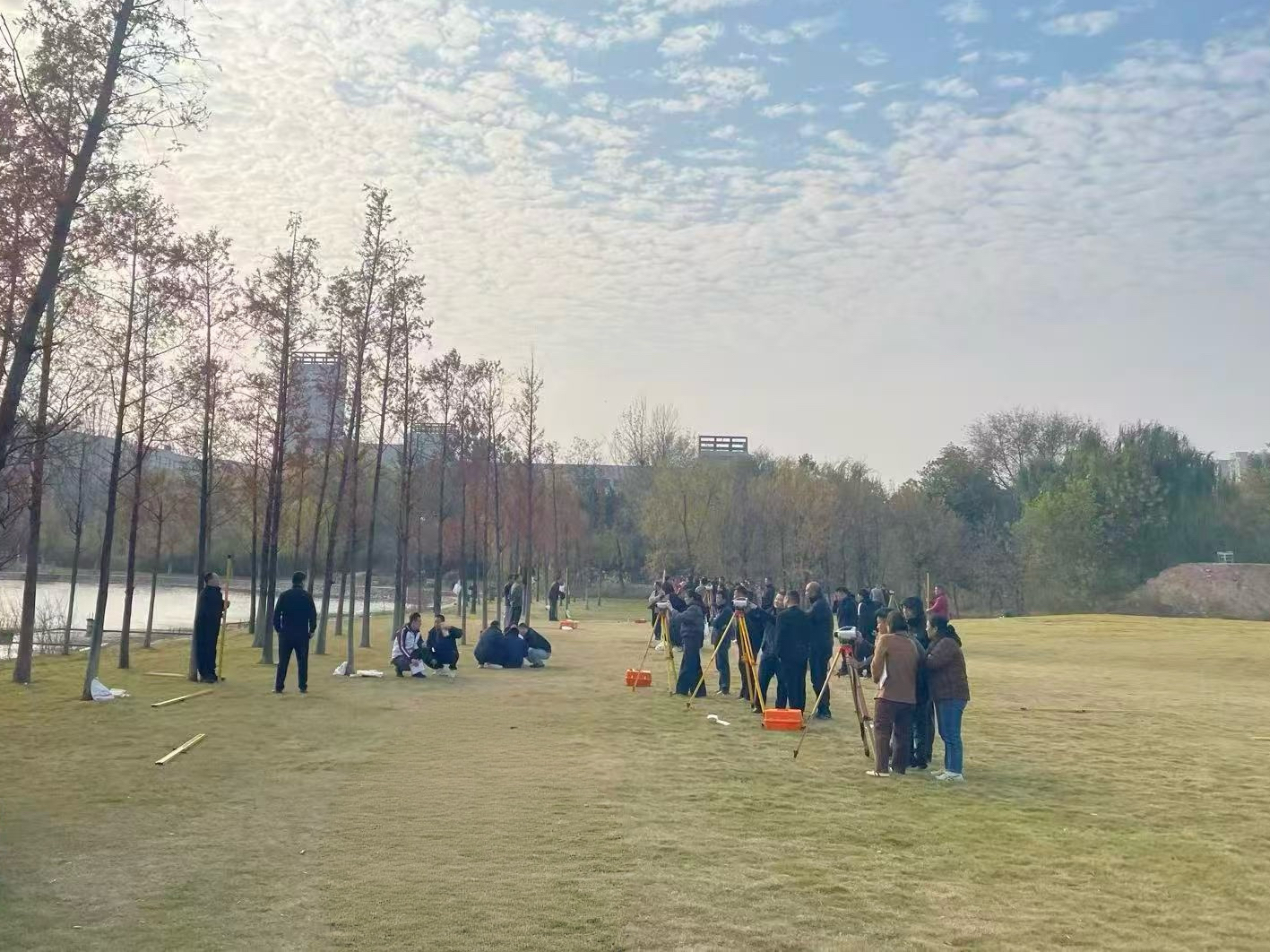 河道修防工班學員在室外進行水準測量實操