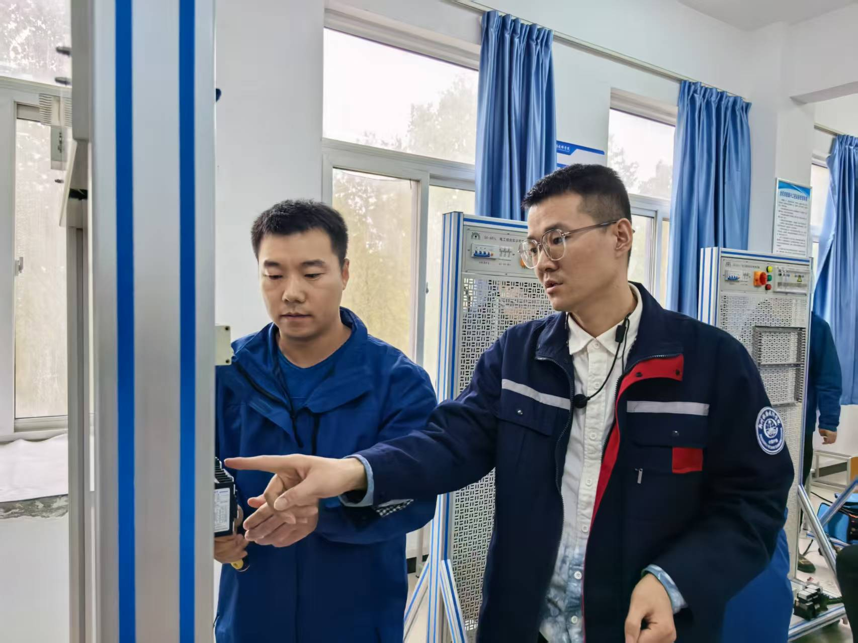 授課老師在教學中對學員進行講解指導